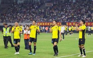 星空体育app-全力以赴！一支球队实力大增，足球比赛现场人气高涨