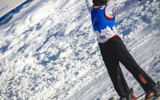 星空体育官网-急速滑雪男子决赛选手飞驰赛场