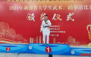 星空体育-跆拳道选手李红刚稳定发挥，夺冠